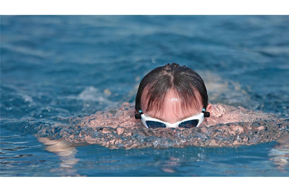 Bilder des Tages Erste Badegäste schwimmen am Nachmittag im Freibad Klietz in Quedlinburg.