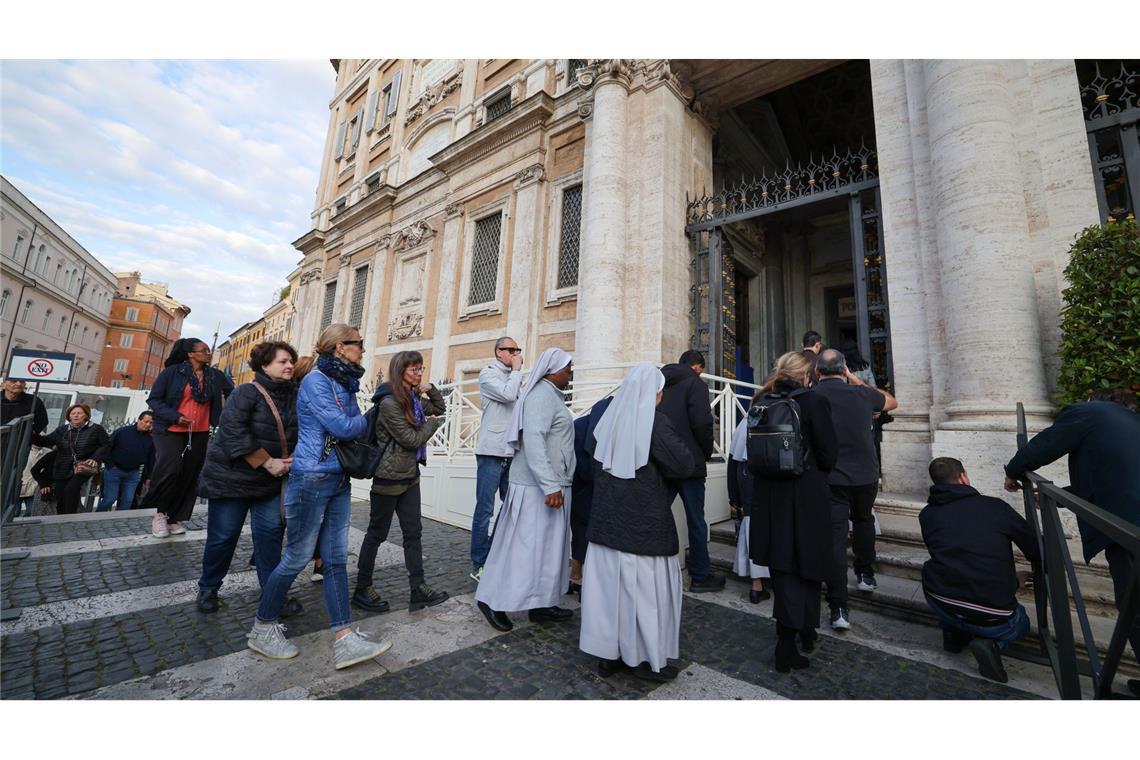 Papst-Grab für Publikum zugänglich - großer Andrang Erste Besucher kommen zur Basilika Santa Maria Maggiore um dort das Grab von Papst Franziskus zu besuchen. (Archivbild)