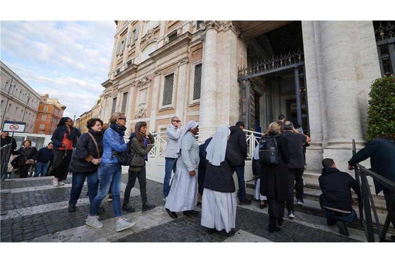 Erste Besucher kommen zur Basilika Santa Maria Maggiore um dort das Grab von Papst Franziskus zu besuchen. (Archivbild)