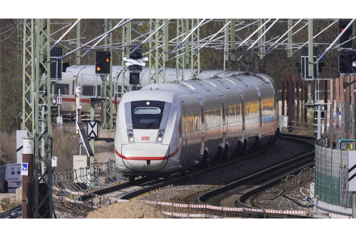 Erste Fahrplanänderungen, Sperrungen und Zugausfälle gibt es bereits seit vergangenen Samstag (Symbolbild).