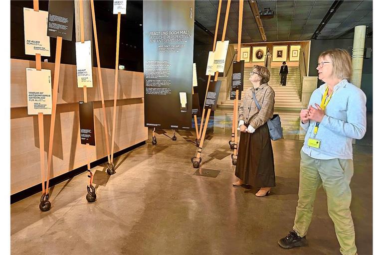 Erste Station der „Intervention“ zum Thema Antisemitismus im Haus der Geschichte mit Direktorin Cornelia Hecht-Zeiler (links) und Vermittlungsleiterin Caroline Grischke.
