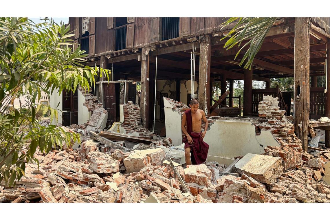 Mann in Myanmar nach fünf Tagen lebend aus Trümmern geborgen Ersten Berichten zufolge sollen dort eine Brücke und Gebäude einstürzen sein.
