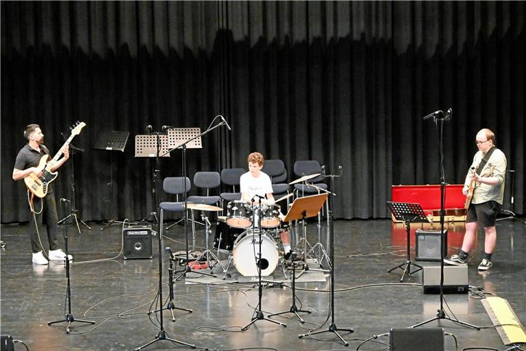 Erster Auftritt der Musikschulband mit (von links) Aldo Simoni, Tom Nentwich und Jakob Manske. Foto: Elisabeth Klaper