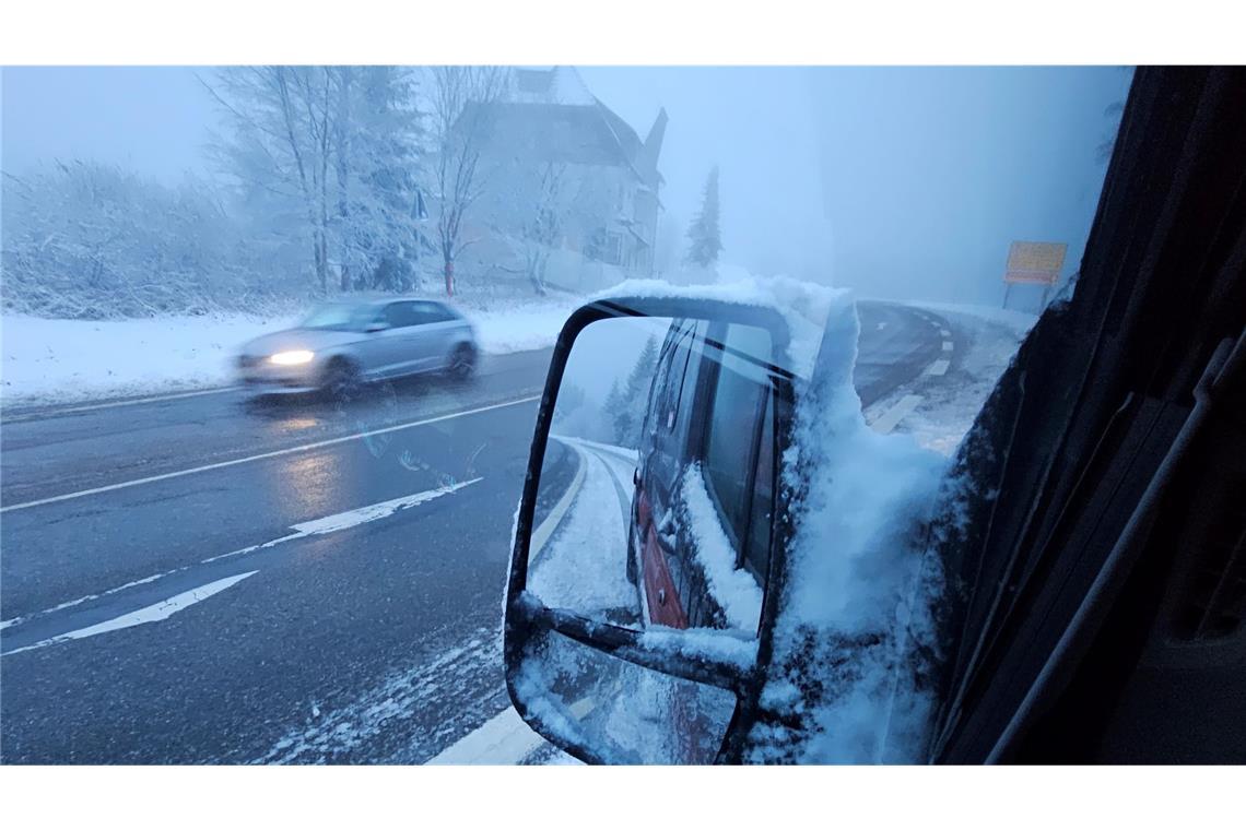 Schnee im Südwesten – Warnung vor Glätte Erster Schnee gab es gestern Abend in Kniebis bei Freudenstadt im Schwarzwald.