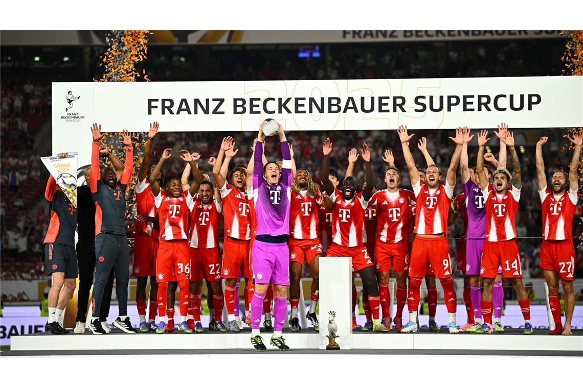 Erster Bayern-Titel: Kein Woltemade, aber Díaz liefert schon Erster Supercup-Sieg seit 2022: Die Bayern um Torhüter Manuel Neuer jubeln.