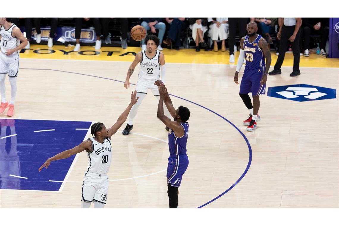 Erster Vater-Sohn-Assist der NBA-Geschichte: LeBron James sieht den Dreier von Bronny James aus nächster Nähe.