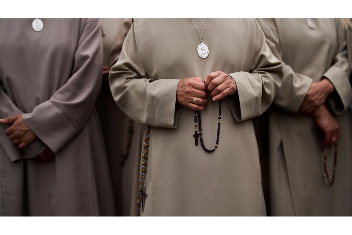 Bilder des Tages Erstes Mittagsgebet von Papst Leo XIV.: Nonnen halten Rosenkränze, als Papst Leo XIV. zu seinem ersten Sonntagssegen nach seiner Wahl auf dem zentralen Balkon des Petersdoms erscheint.