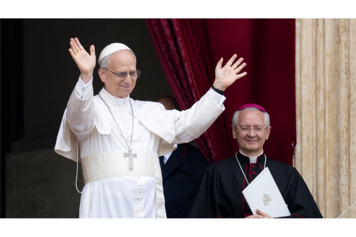 Bilder des Tages Erstes Mittagsgebet von Papst Leo XIV.: Papst Leo XIV. (l) steht auf dem Mittelbalkon des Petersdoms bei seinem ersten Sonntagssegen. Vom Balkon des Petersdoms spricht der erste Pontifex aus den USA, der bisherige Kardinal Robert Francis Prevost, das sonntägliche Mittagsgebet Regina Coeli.