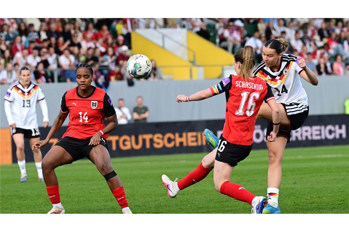 Erstmals in der DFB-Startelf: Bremens Larissa Mühlhaus (r.) beim Schussversuch.