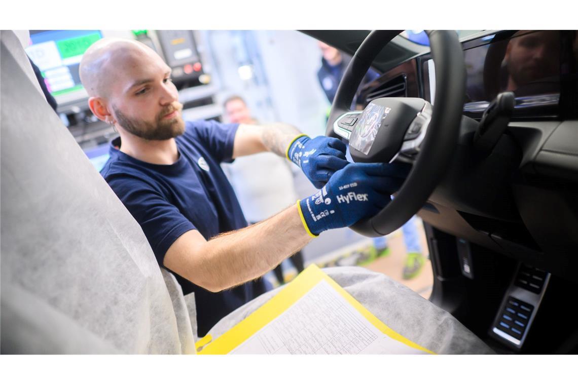 VW-Mitarbeiter erhalten Prämie noch einmal ungekürzt Erstmals seit 2019 wurden damit wieder mehr als 500.000 Autos in Wolfsburg gebaut. (Archivbild)