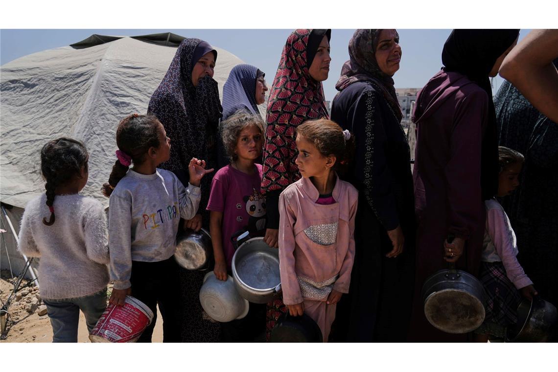 Augenzeugen: Erste Hilfsgüter erreichen Menschen in Gaza Erstmals seit Aufhebung der israelischen Blockade erreichen Hilfslieferungen einige Palästinenser im Gazastreifen.