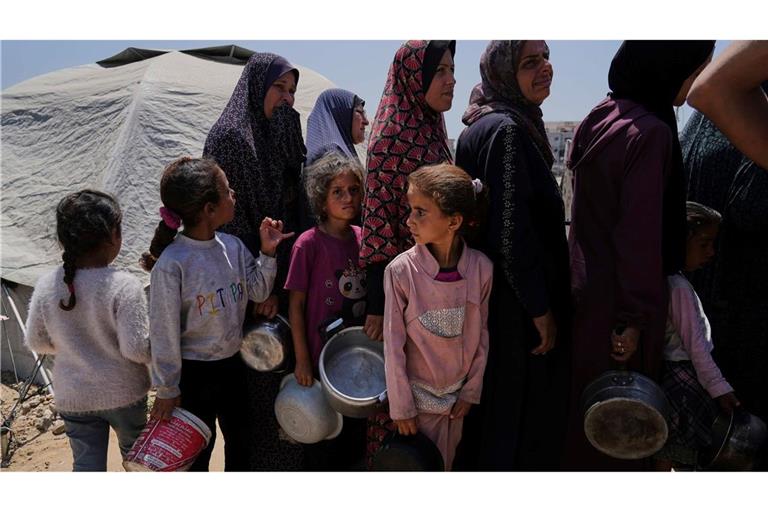 Erstmals seit Aufhebung der israelischen Blockade erreichen Hilfslieferungen einige Palästinenser im Gazastreifen.
