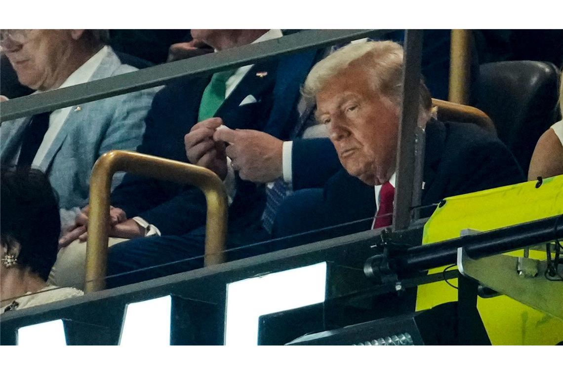 Superstar-Feuerwerk beim Super Bowl begeistert Zuschauer Erstmals war ein US-Präsident im Super-Bowl-Stadion