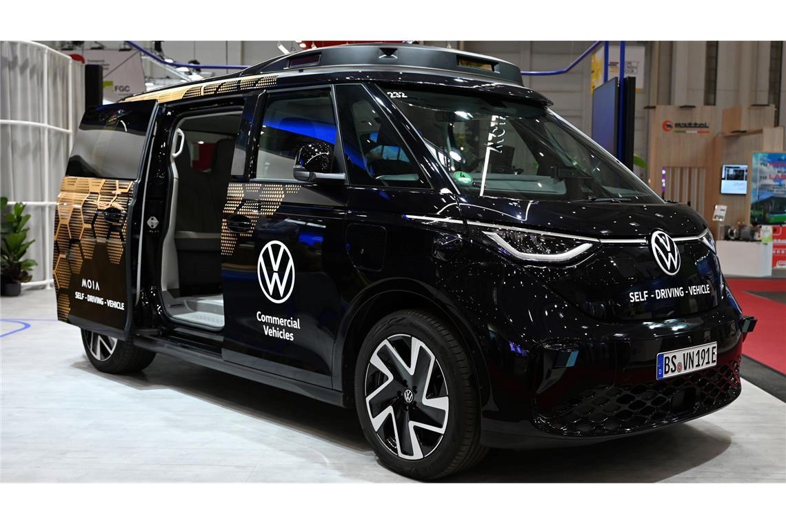 VW zeigt fahrerlosen E-Bulli - Zulassung ab 2027 angestrebt Erstmals zum Einsatz kommen soll er ab 2026 zunächst in Hamburg und Los Angeles.