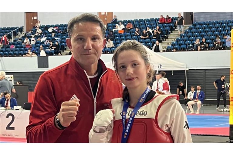 Erva Ayse Baygün präsentiert nach ihrem starken Auftritt bei den German Open ihre Bronzemedaille gemeinsam mit ihrem Trainer.