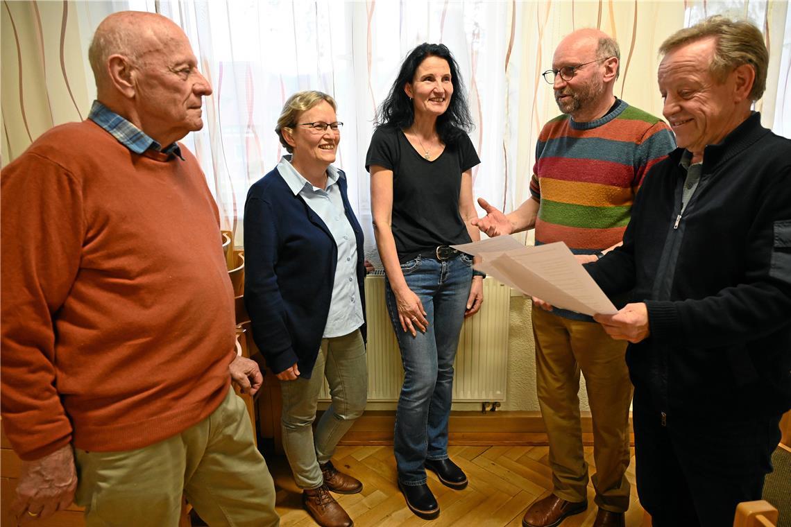 Kampagne „Hirte/Hirtin gesucht“ in Arbeit Erwin Holzwarth aus Gschwend-Horlachen (von links), Kirchengemeinderätin Sylvia Bäßler, Kirchengemeinderatsvorsitzende Elke Wohlfarth-Pusch, Pfarrer Steffen Kaltenbach und Stadtrat Rolf Kirschbaum im Gespräch beim Gemeindenachmittag. Dort hat Kaltenbach über die schwierigen Rahmenbedingungen berichtet. Foto: Elisabeth Klaper