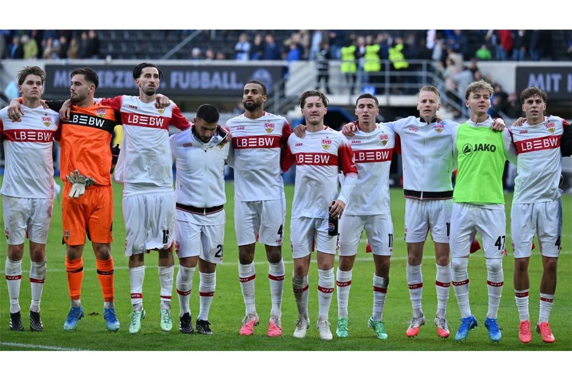 Es bleibt beim 2:0 aus Sicht des VfB. Trotz einer durchwachsenen Leistung dürfen die Schwaben am Ende doch mit ihren mitgereisten Fans feiern.