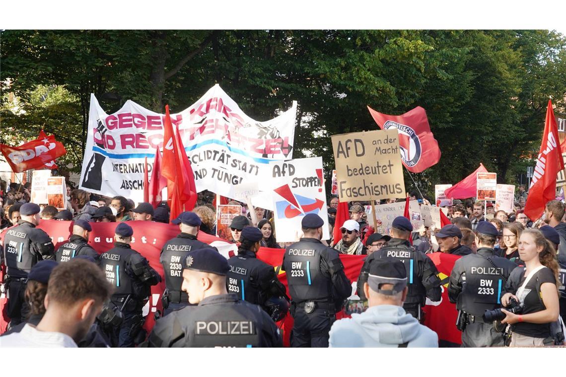 Liveticker: Streitgespräch beendet – außer einigen Rangeleien blieb es friedlich Es bleibt zunächst friedlich.