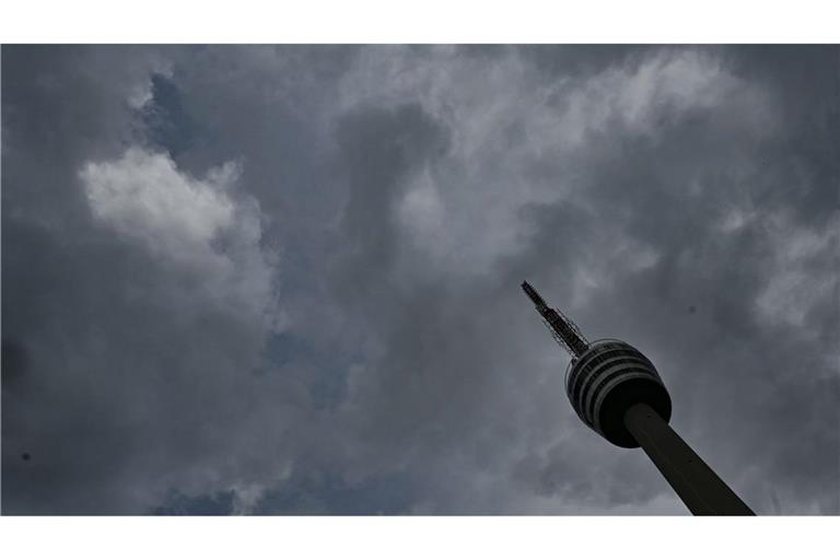 Es bleibt zunächst grau in Stuttgart. (Archivbild)
