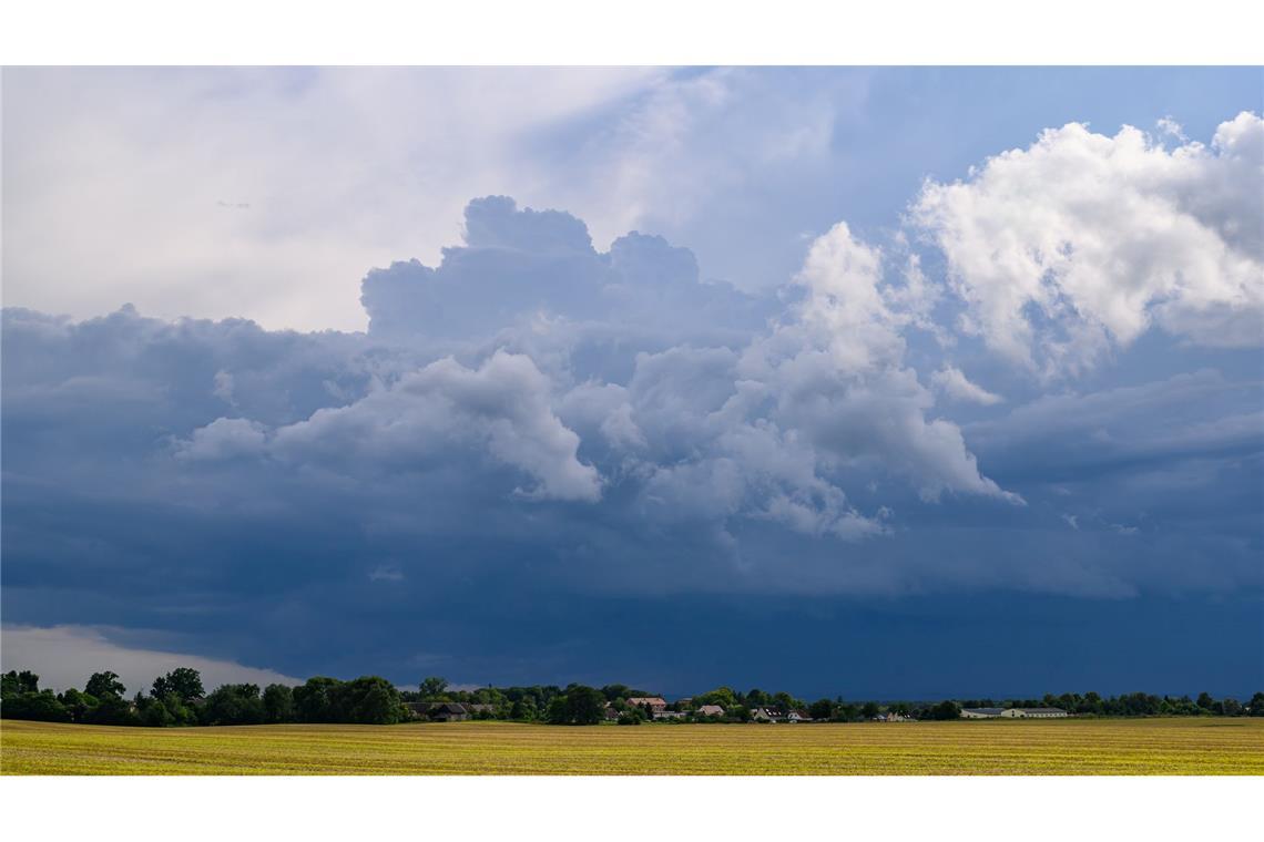 Kein Sommerwetter in Sicht - Schauer und Gewitter erwartet Es bliebt auch in den kommenden Tagen gewittrig in Deutschland.