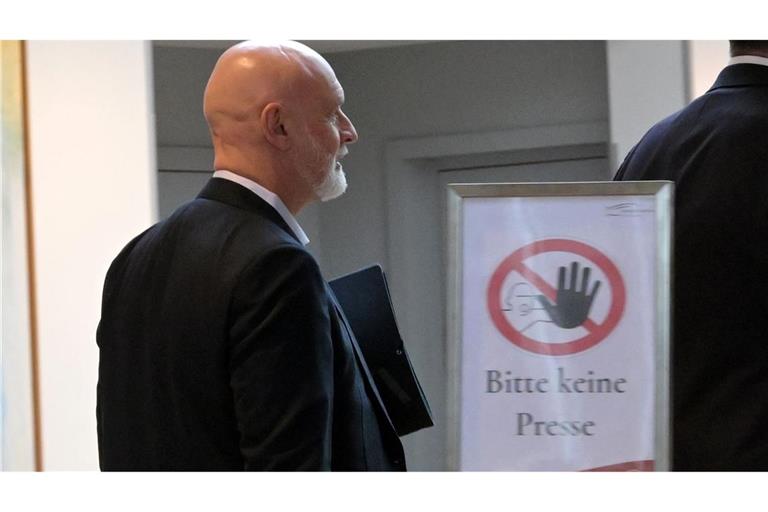 Es dringt nicht viel heraus aus dem Verhandlungssaal, hier dbb-Chef Volker Geyer im Potsdamer Hotelfoyer.