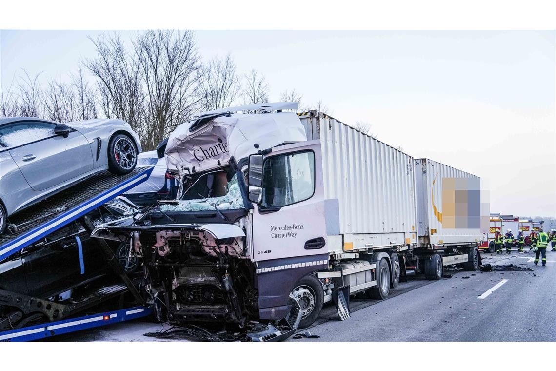 Autobahn mehrere Stunden lang gesperrt Es entstand ein Schaden von schätzungsweise 500.000 Euro, wie die Polizei mitteilte.