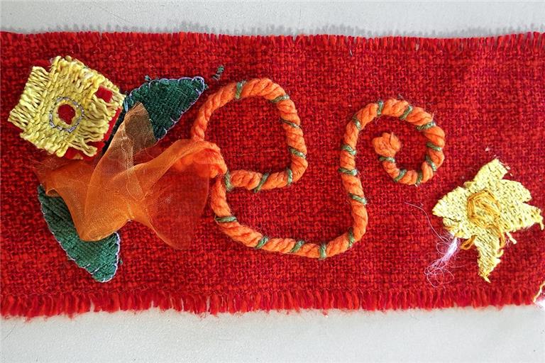 Es entstanden Applikationen, wie sie einst Lotte Hofmann kreiert hat – teils mit Originalstoffen der Künstlerin. Foto: privat