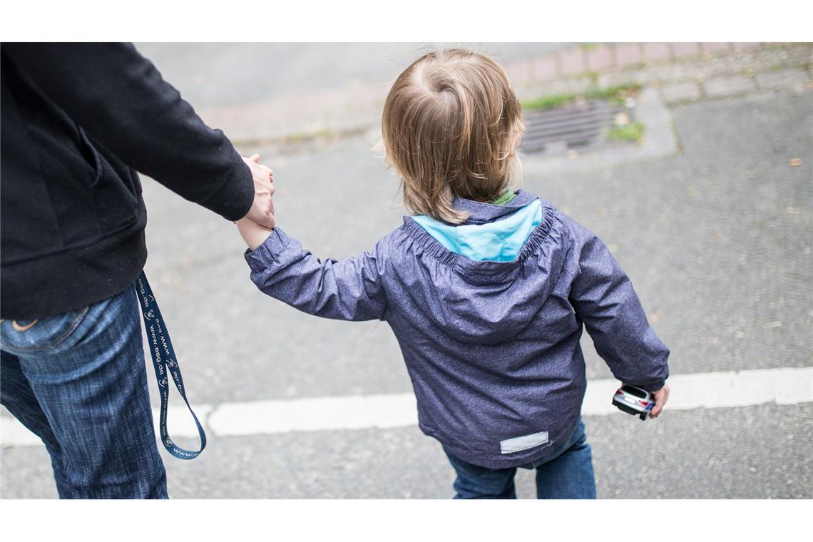 Jugendämter in der Krise - folgenschwer für Kinder in Not Es fehlt an Unterbringungsmöglichkeiten, kritisiert auch der Kinderschutzbund. (Symbolbild)