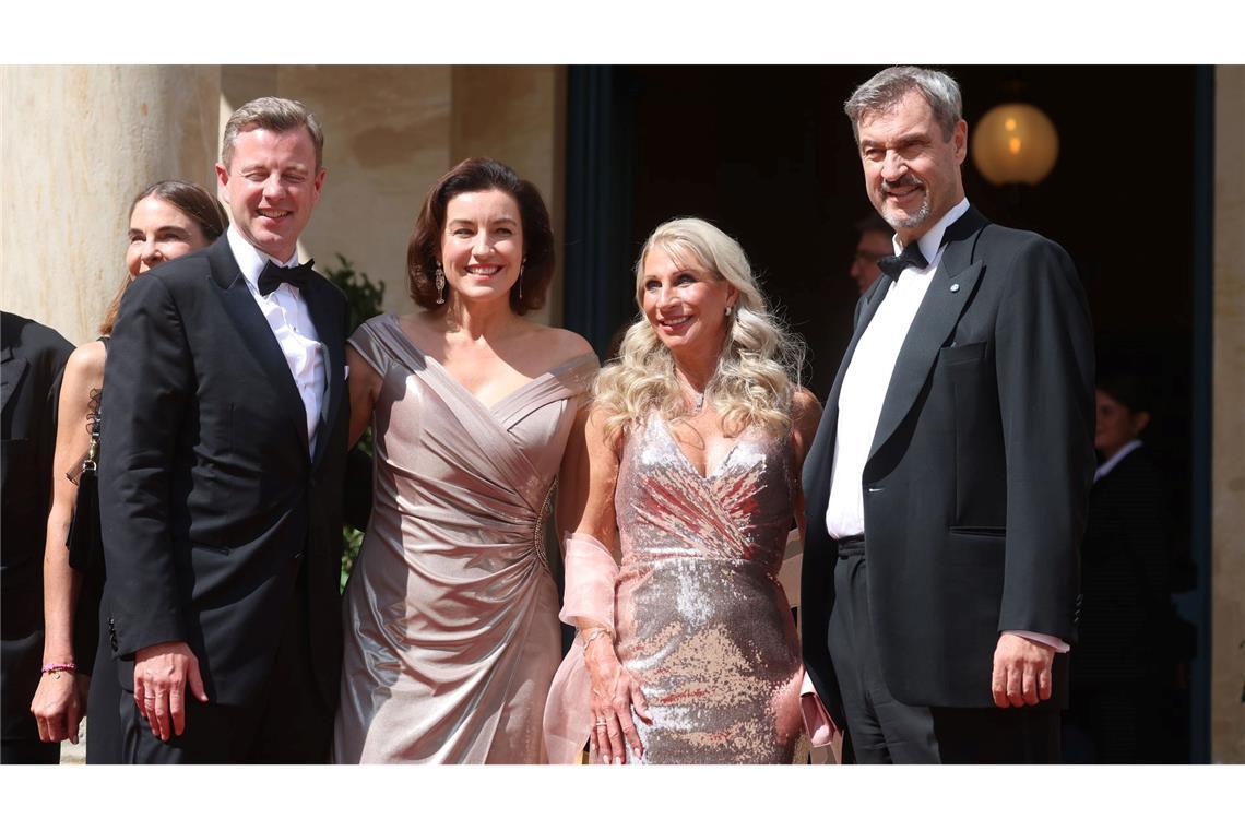 Dresscode oder Schlabberlook fürs Opernhaus? Es funkelte zum Start der Bayreuther Festspiele 2025: Forschungsministerin Dorothee Bär (2.v.l) und Karin Baumüller-Söder (2.v.r) in Abendkleidern, ihre Ehemänner Oliver Bär (l.) und Markus Söder (r.) im Smoking. (Archivbild)