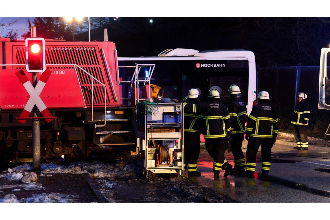 Ein Toter und mehrere Verletzte im Bus bei Unfall in Hamburg