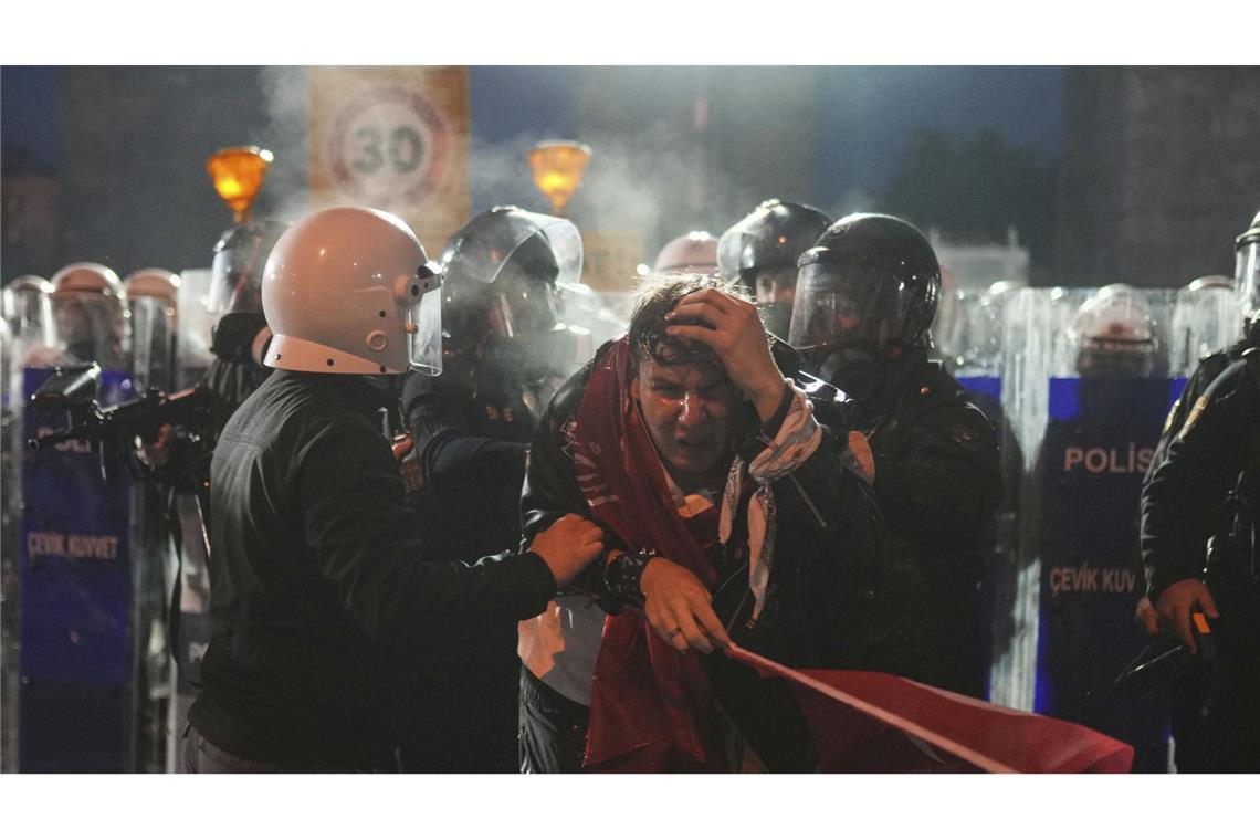 Massenproteste gegen Inhaftierung von Erdogan-Rivalen Imamoglu Es gab Hunderte Festnahmen.
