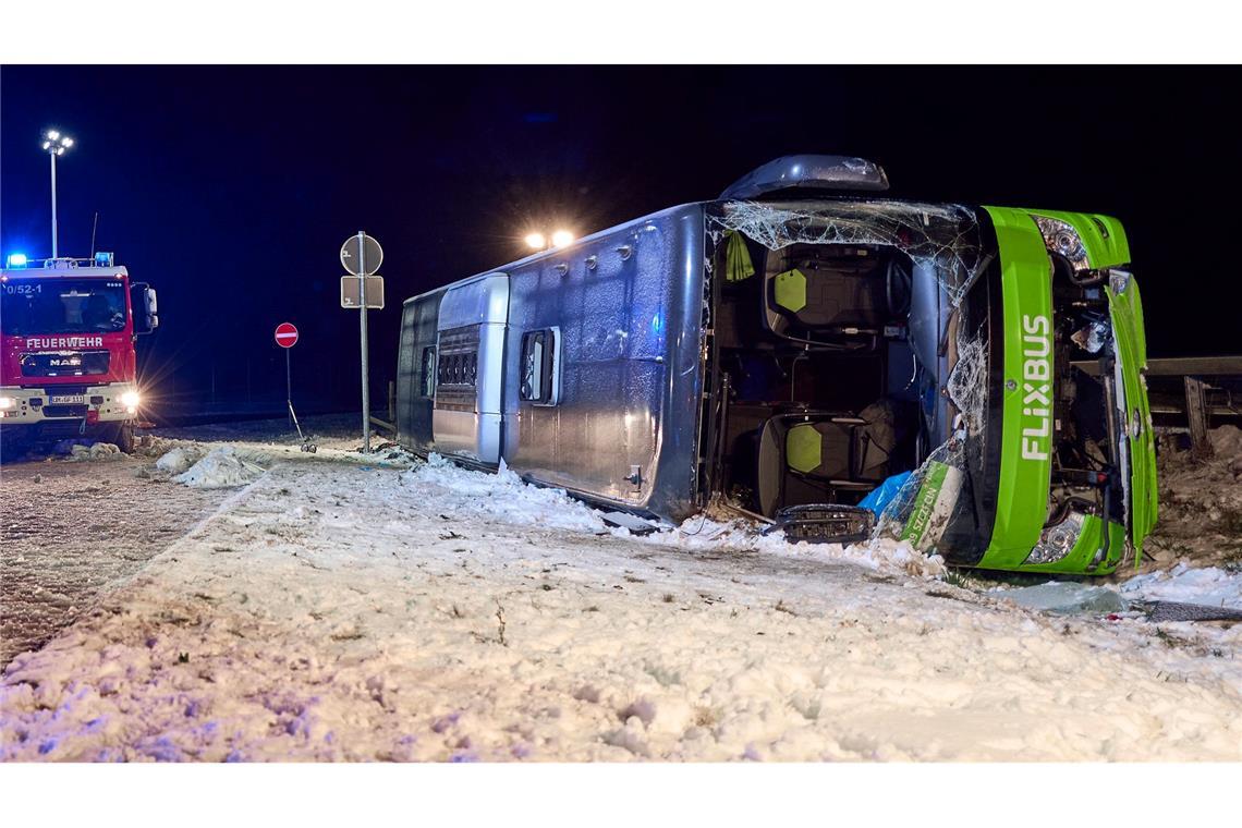Tote und Verletzte bei Busunfall - Wind und Glätte Schuld? Es gab zwei Todesopfer bei dem Unfall auf der A11.