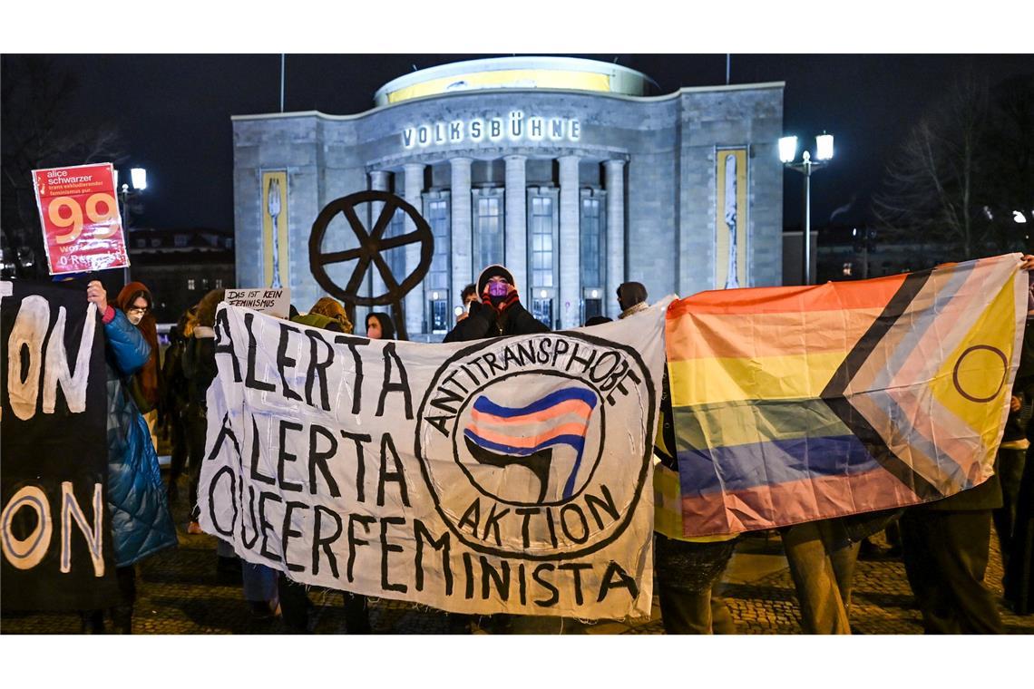Es gibt aber auch Protest gegen Schwarzer vor der Volksbühne.