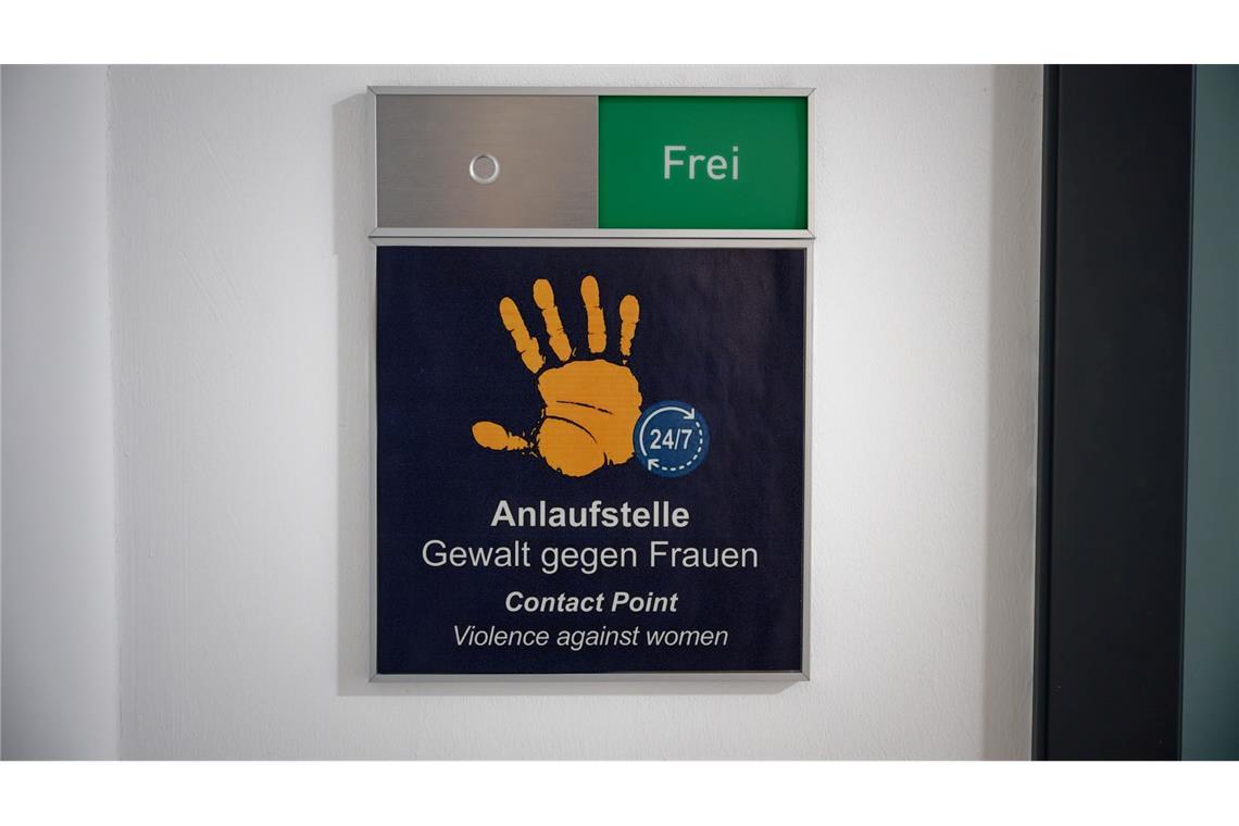 Es gibt aktuell zwei Anlaufstellen dieser Art: Einer in der Wache am Hauptbahnhof Köln, einer am Berliner Ostbahnhof.