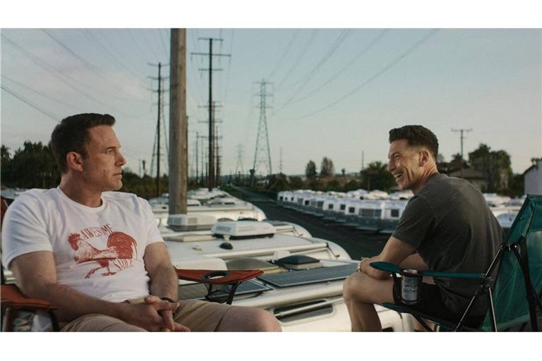Es gibt auch entspannte Momente: Ben Affleck (li:) und Jon Bernthal als ungleiches Brüderpaar in „The Accountant 2“.
