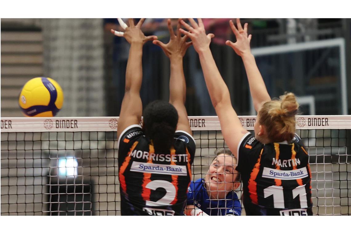 Deshalb freut sich der Meister über den Paketaufstieg Es gibt ein Wiedersehen in der Bundesliga: Volleyballerinnen aus Flacht und Stuttgart (im Block).
