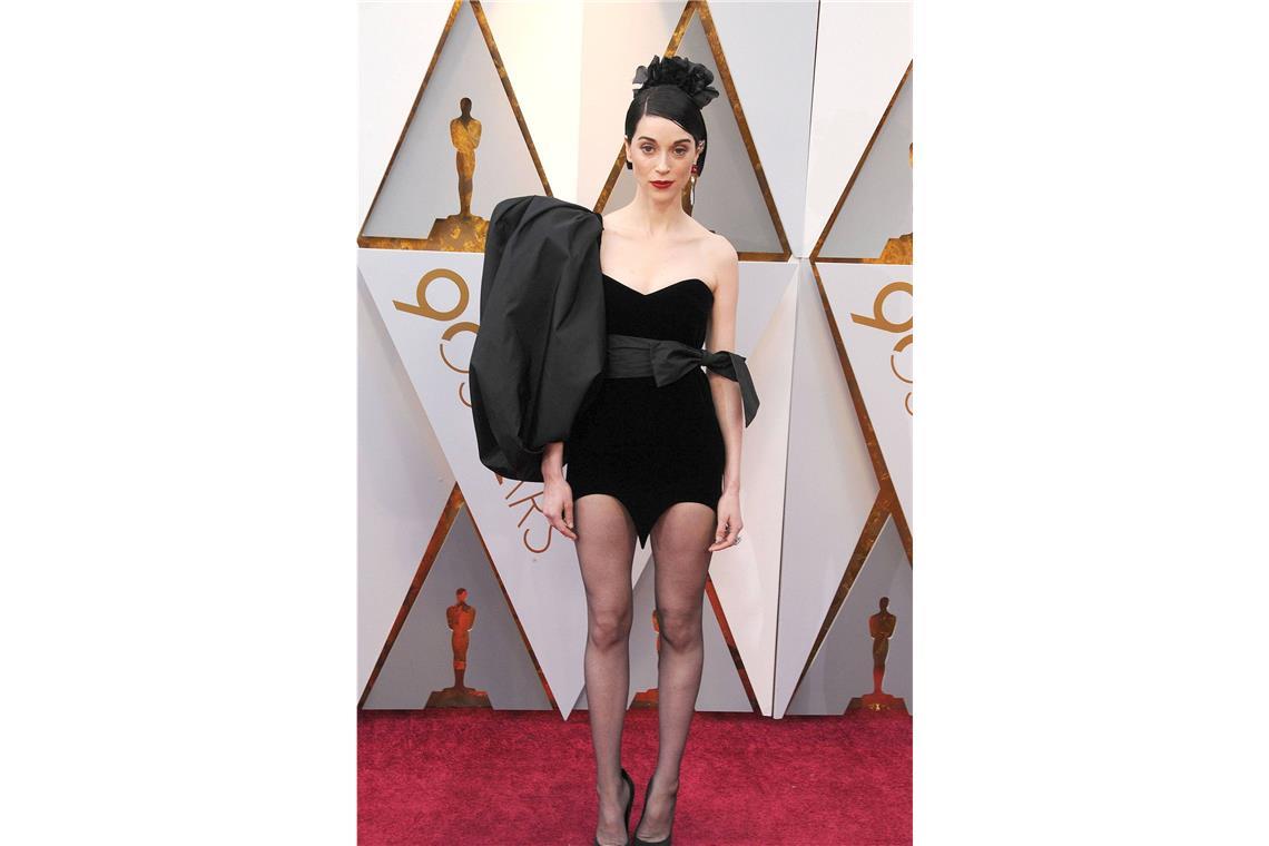 Die schlimmsten Oscar-Kleider aller Zeiten Es gibt Entwürfe, da sollte der Bauch einfach ganz laut „Nein“ grummeln. Diesen zum Beispiel. Musikerin <b>St. Vincent</b> sah bei den Oscars <b>2018</b> wie ein verirrter Playboy Bunny aus, der versehentlich auf den roten Teppich gehüpft war.