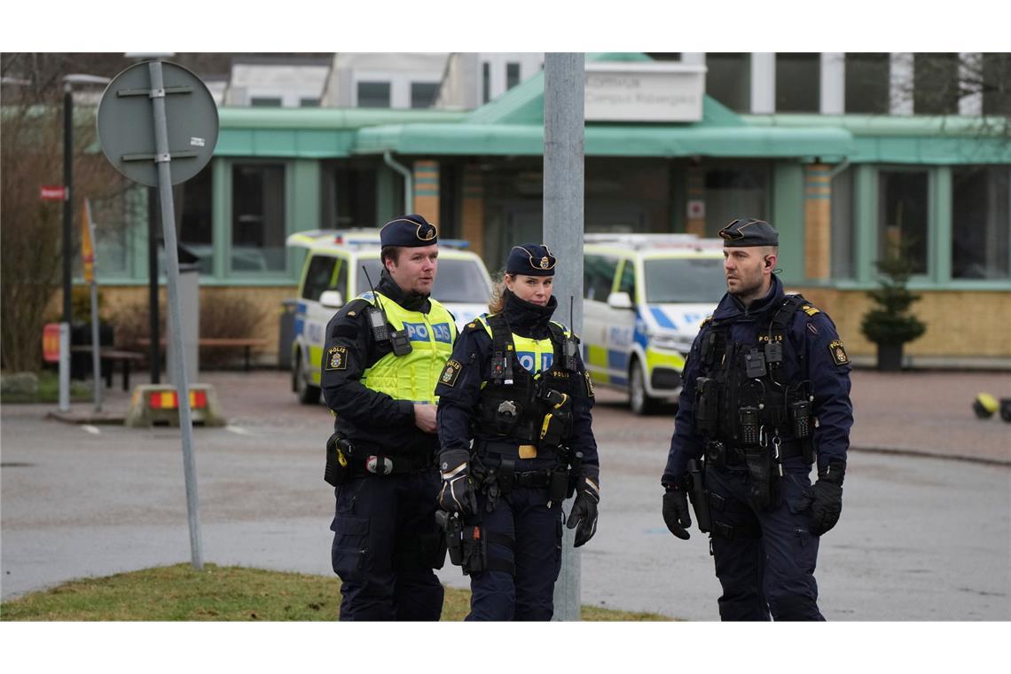 Neue Details zu Örebro: War mutmaßlicher Schütze Ex-Schüler? Es gibt Hinweise auf eine Verbindung des mutmaßlichen Schützen zur Schule.