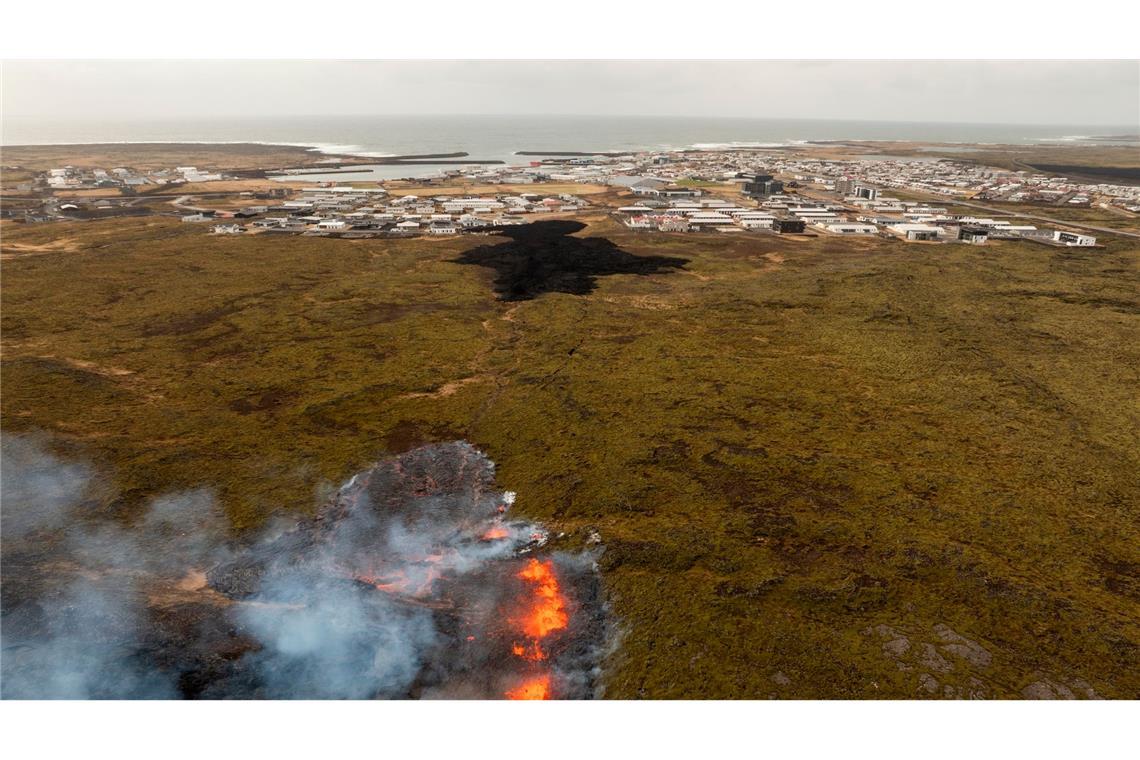 Lavamassen nahe Fischerort - Neuer Vulkanausbruch auf Island Es gibt Sorgen, inwieweit die Lavamassen dem Ort fernbleiben.