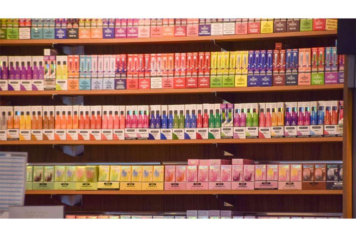 Es gibt unzählige Aromen für Vapes&nbsp;– und vor allem Jugendliche dampfen gerne. Häufig genug illegale Ware aus China.