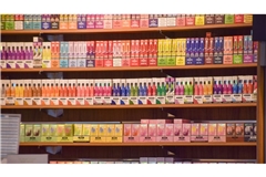 Es gibt unzählige Aromen für Vapes&nbsp;– und vor allem Jugendliche dampfen gerne. Häufig genug illegale Ware aus China.