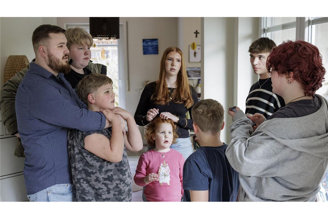 Leben mit zehn Geschwistern - "unfassbar bereichernd" Es gibt viel Austausch in der Familie.
