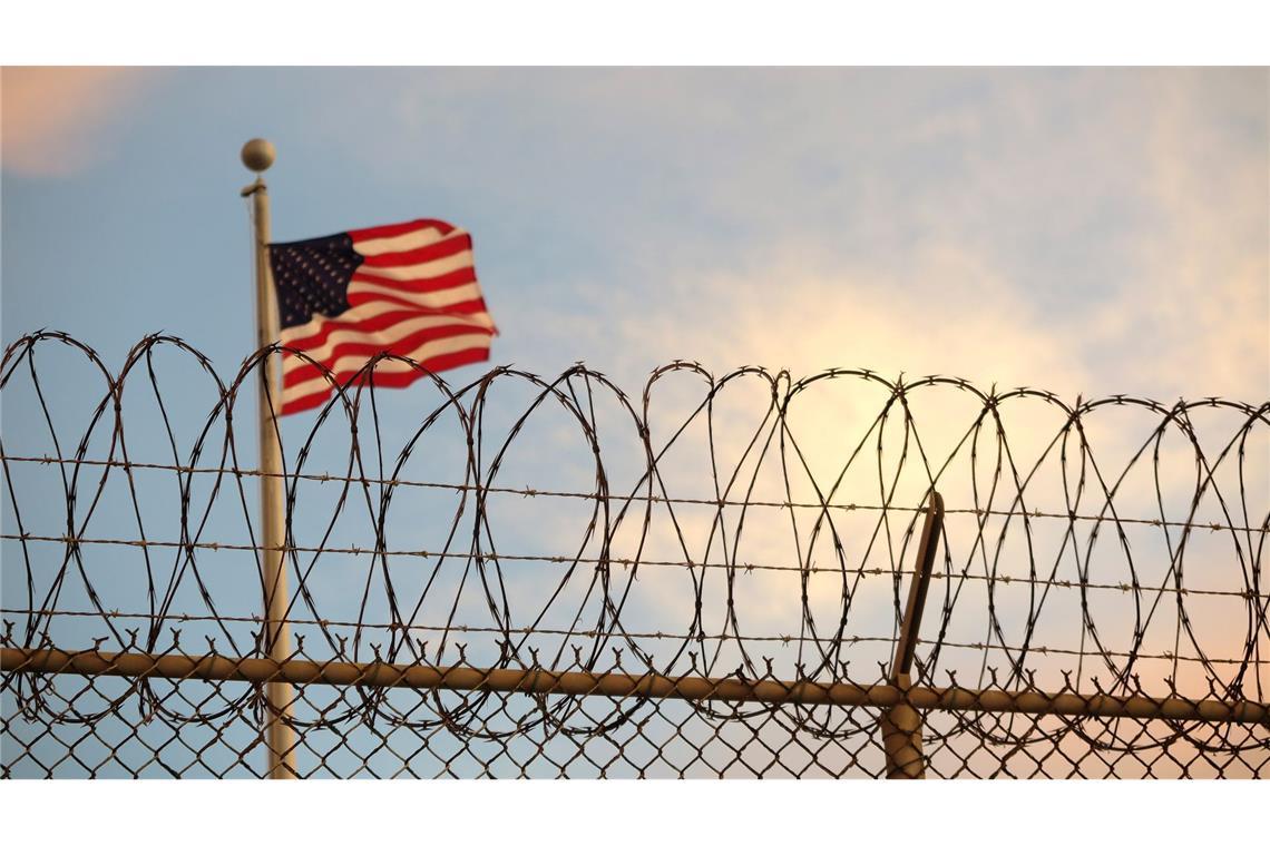 Migranten nach Guantánamo - Trumps neuer umstrittener Plan Es gibt zwar bereits seit Jahrzehnten eine kaum bekannte Einrichtung in Guantánamo Bay auf Kuba, in der Migranten festgehalten werden, die zum Beispiel versuchen, ohne Einreiseerlaubnis auf dem Seeweg in die USA zu kommen. Laut US-Medien war dort in vergangenen Jahren aber nur eine verschwindend geringe Zahl von Menschen untergebracht.