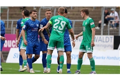 Es ging emotional zu beim Duell FC 08 Homburg gegen SGV Freiberg (v.li. Lukas Laupheimer, Marco Kehl-Gomez).   

IMAGO/Sebastian Bach