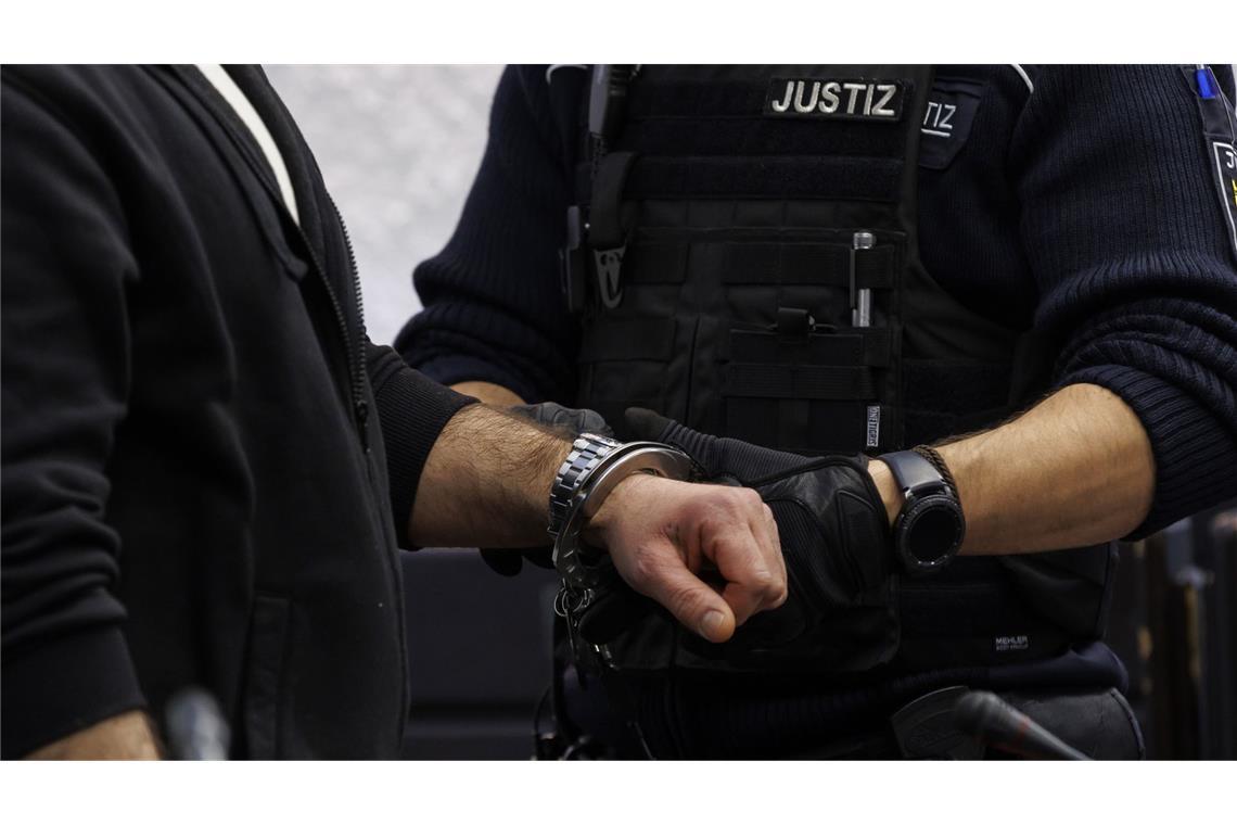 51-Jähriger gesteht Tötung seiner Ehefrau Es hat Stunden gedauert, bis der Mann schließlich aussagte (Symbolbild).