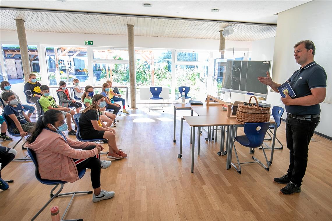 Es ist die erste Lesung, die nach dem letzten Lockdown in der Walterichschule wieder stattfinden kann – hier mit der Klasse 4a von Kerstin Schieber. Und für den Kinderbuchautor Armin Pongs ist es die erste Lesung in Baden-Württemberg. Im Gepäck hat er für die insgesamt sechs Grundschulklassen das Auftaktabenteuer seines ersten Bands der Reihe „Der magische Kalender“. Foto: A. Becher