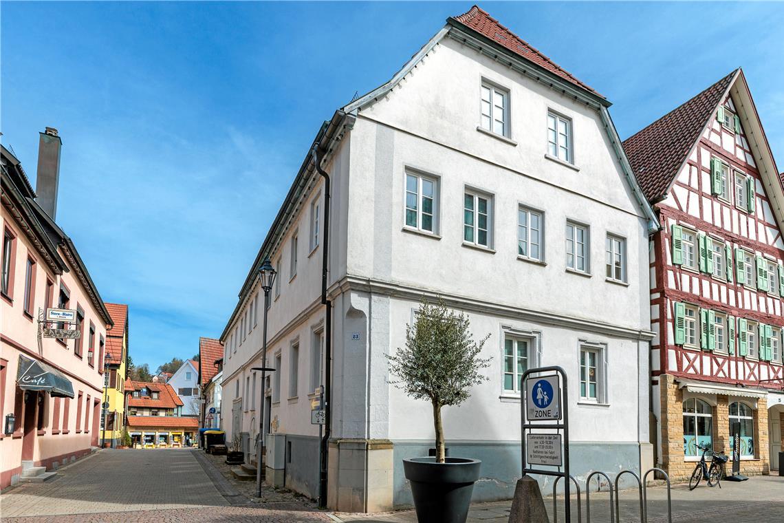 Historische Gewölbekeller werden belebt Es ist ein stattliches Haus, das Gebäude in der Hauptstraße 23. Im Kellergeschoss soll künftig gefeiert werden dürfen. Fotos: Stefan Bossow
