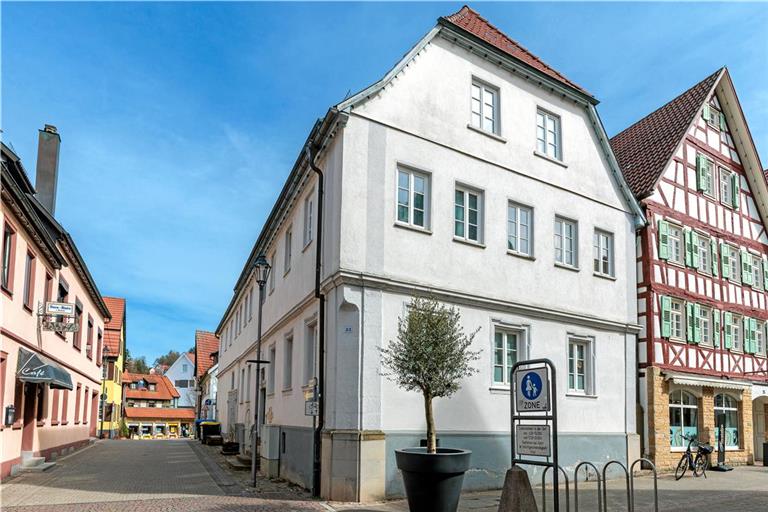 Es ist ein stattliches Haus, das Gebäude in der Hauptstraße 23. Im Kellergeschoss soll künftig gefeiert werden dürfen. Fotos: Stefan Bossow
