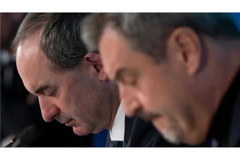 Es ist ernst: Finden Hubert Aiwanger und Markus Söder eine Lösung im Schulden-Streit? (Archivbild)