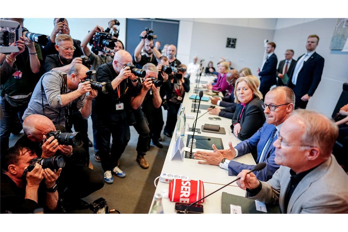 Es ist Merz' erster Besuch in der SPD-Fraktion als Kanzler.